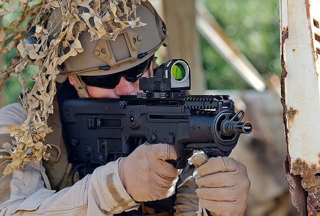 Ảnh: Chán súng Trung Quốc tặng, Philippines quay sang mua súng Israel